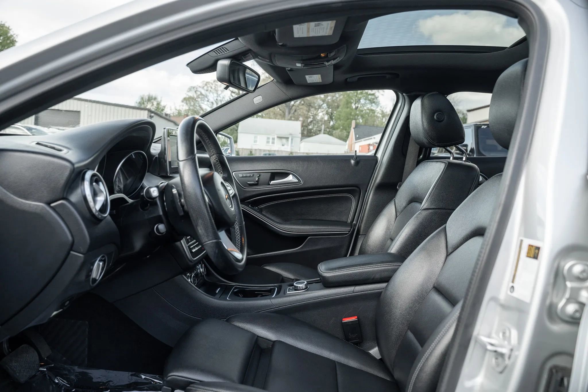 Used 2017 Mercedes-Benz GLA 250 4MATIC w/ Premium Package image 7