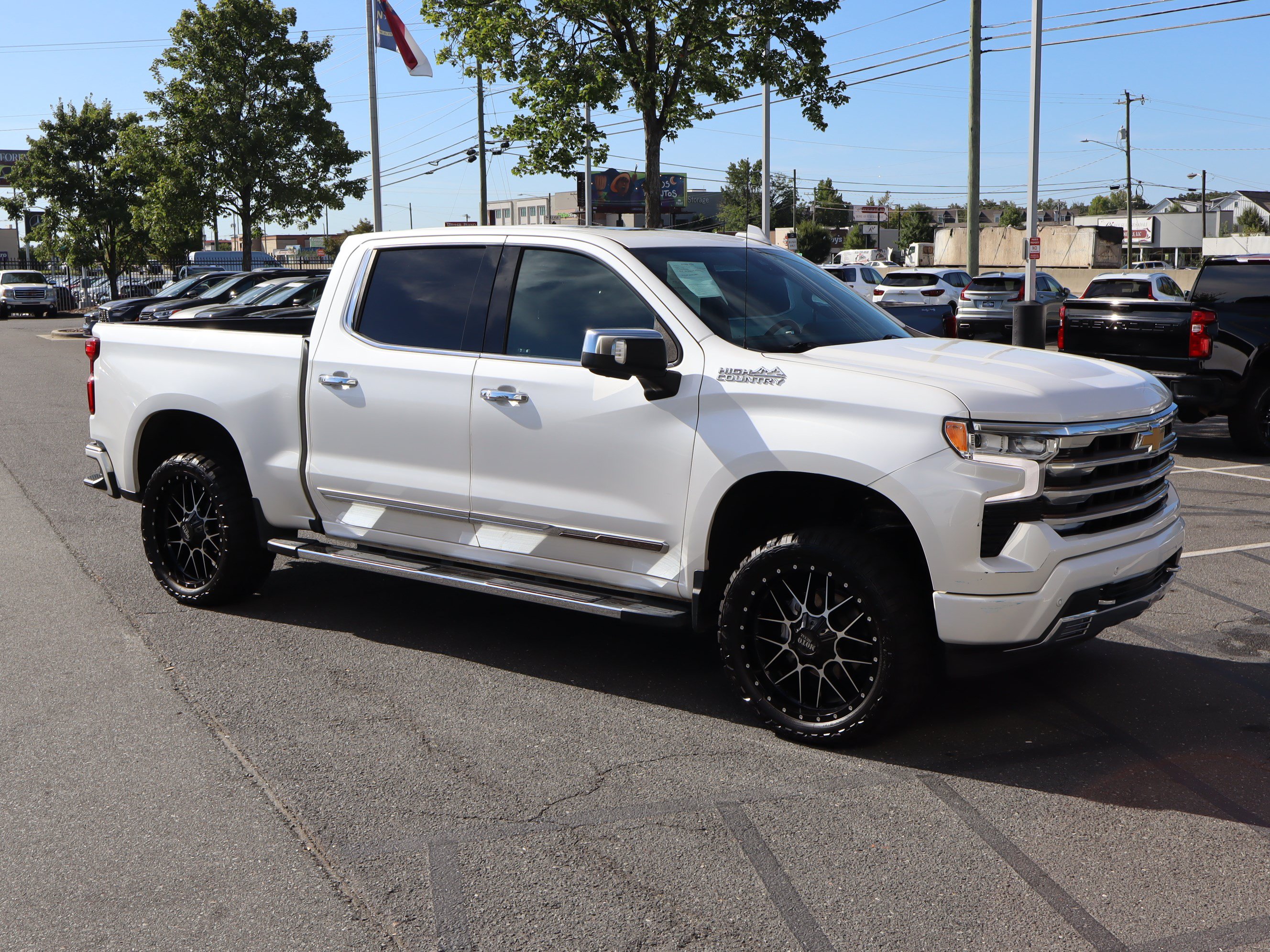 Used 2022 Chevrolet Silverado 1500 High Country w/ High Country Premium Package AWD/4WD image 2