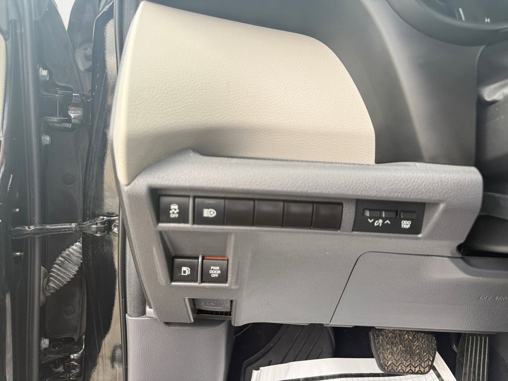 Used 2024 Toyota Sienna XLE FWD image 21