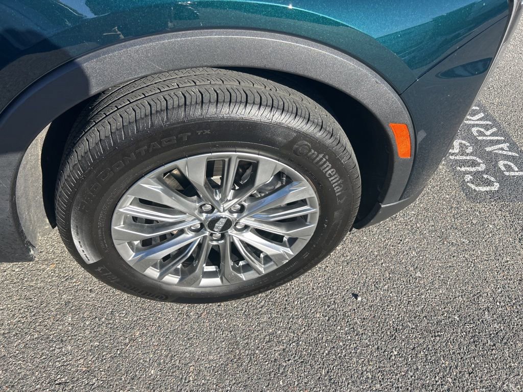 Used 2024 Cadillac XT4 Premium Luxury w/ Technology Package AWD/4WD image 9