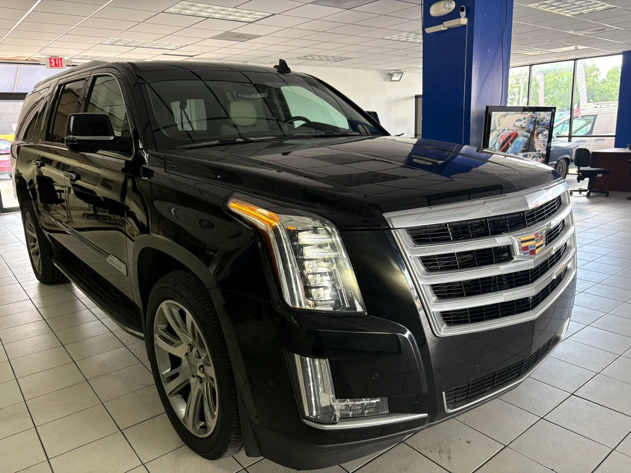 Used 2017 Cadillac Escalade ESV Luxury image 3