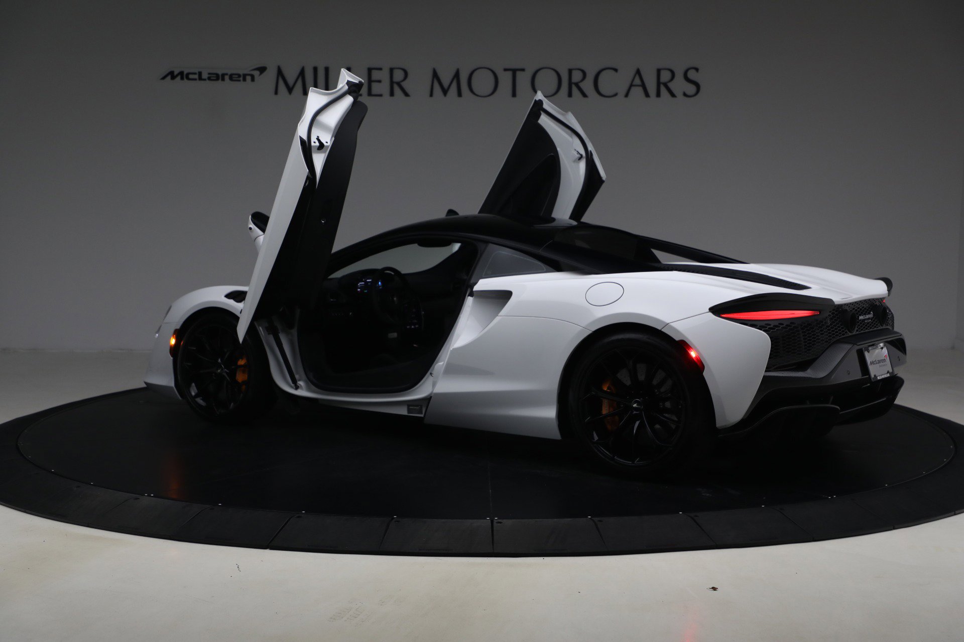 Used 2023 McLaren Artura image 16