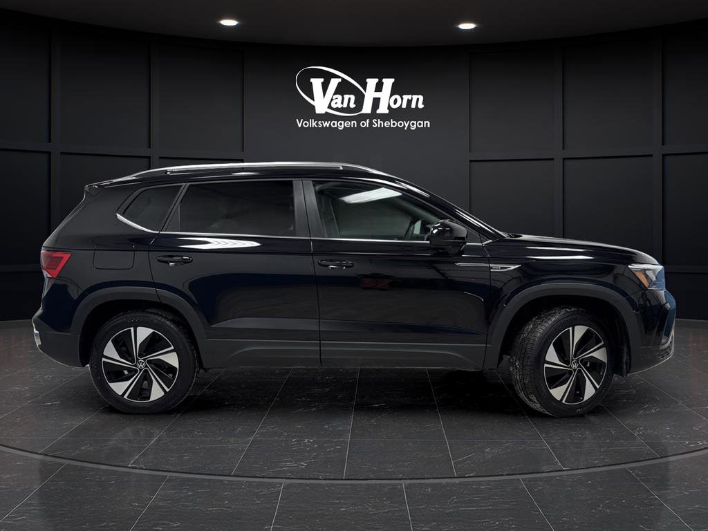 Used 2024 Volkswagen Taos SE image 2