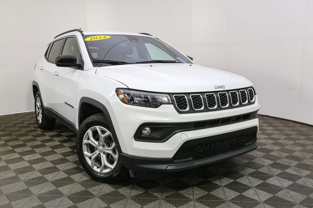 Used 2024 Jeep Compass Latitude AWD/4WD image 3