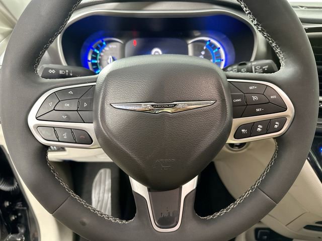 Used 2024 Chrysler Pacifica Select image 21