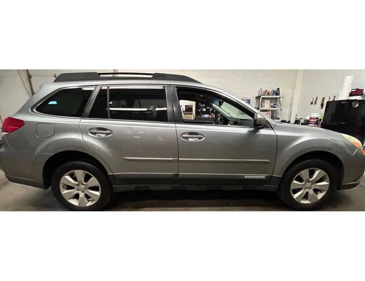 Used 2011 Subaru Outback 2.5i Limited image 5