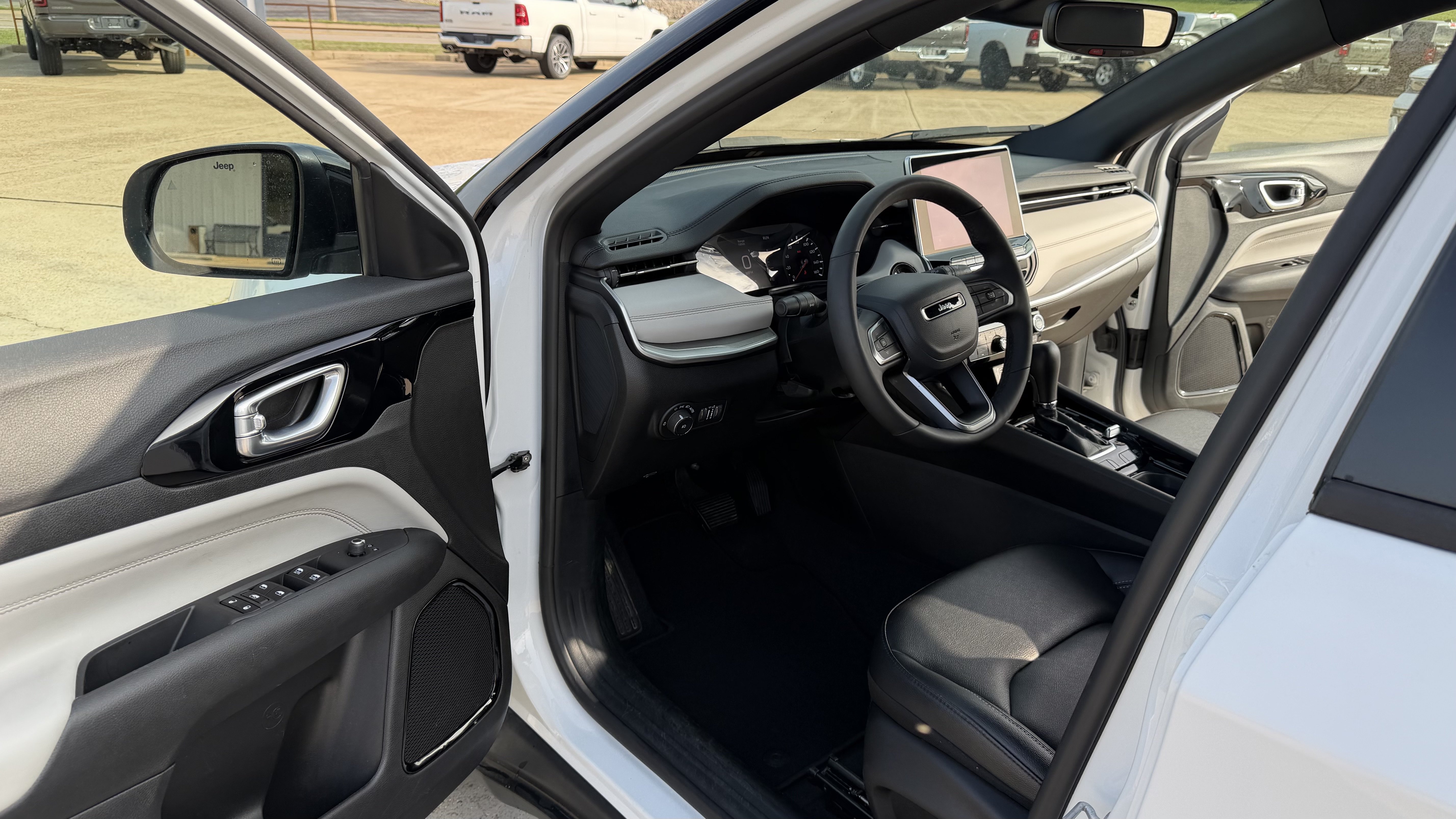 Used 2025 Jeep Compass Limited AWD/4WD image 10