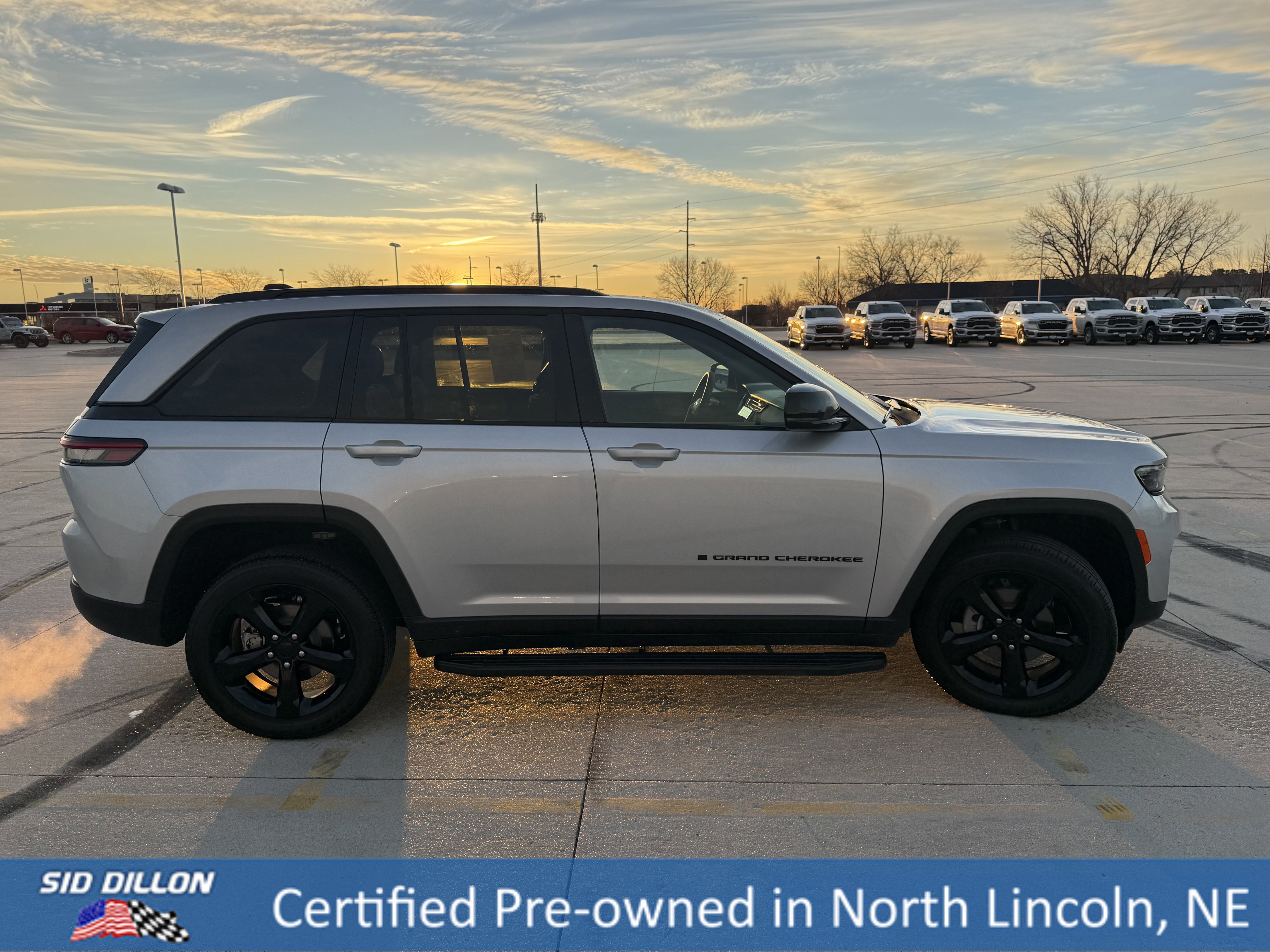 Used 2024 Jeep Grand Cherokee Altitude image 3