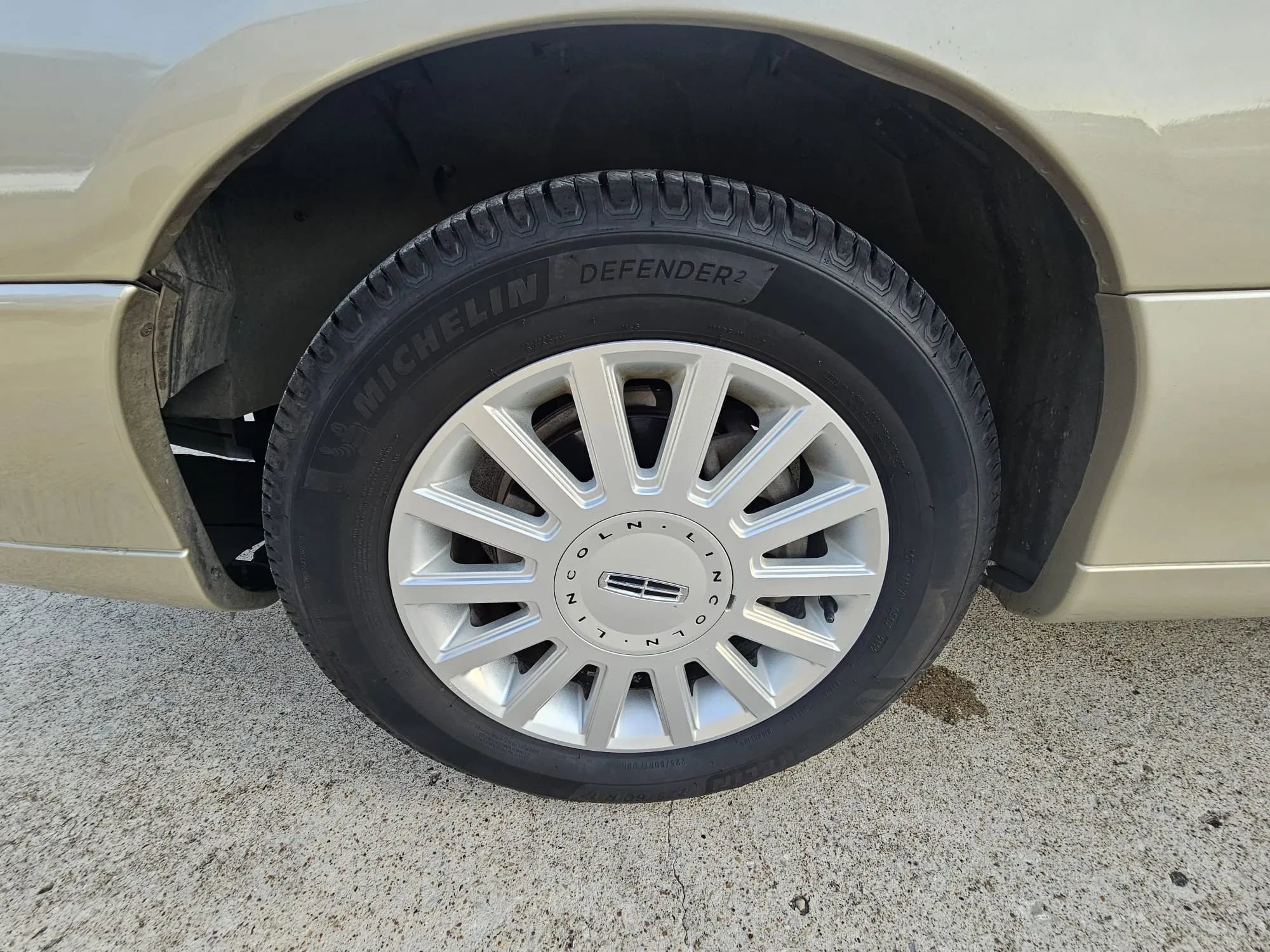 Used 2005 Lincoln Town Car Signature RWD image 24