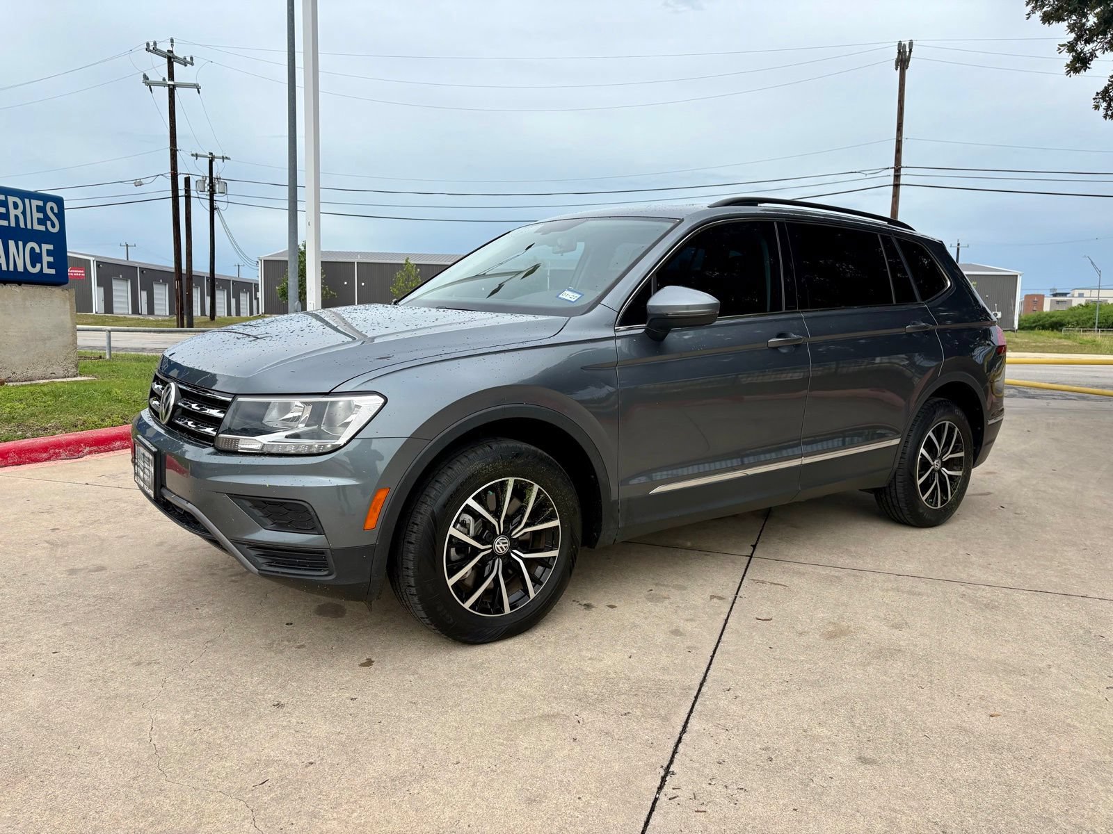 Used 2021 Volkswagen Tiguan SE w/ Panoramic Sunroof Package FWD image 9