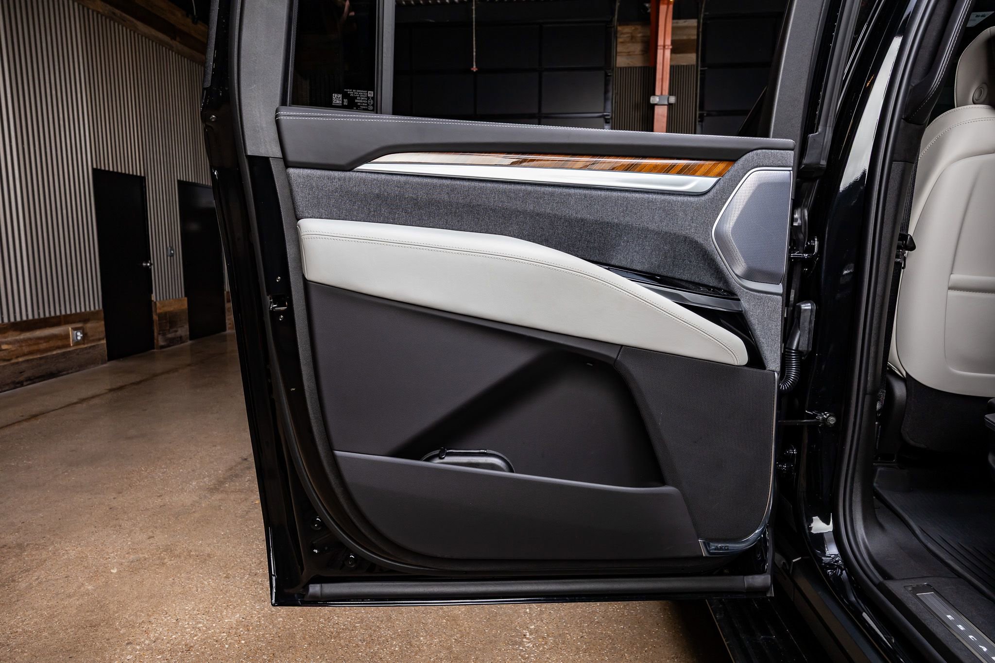 Used 2025 Cadillac Escalade ESV Sport Platinum w/ LPO, ONYX Package image 40