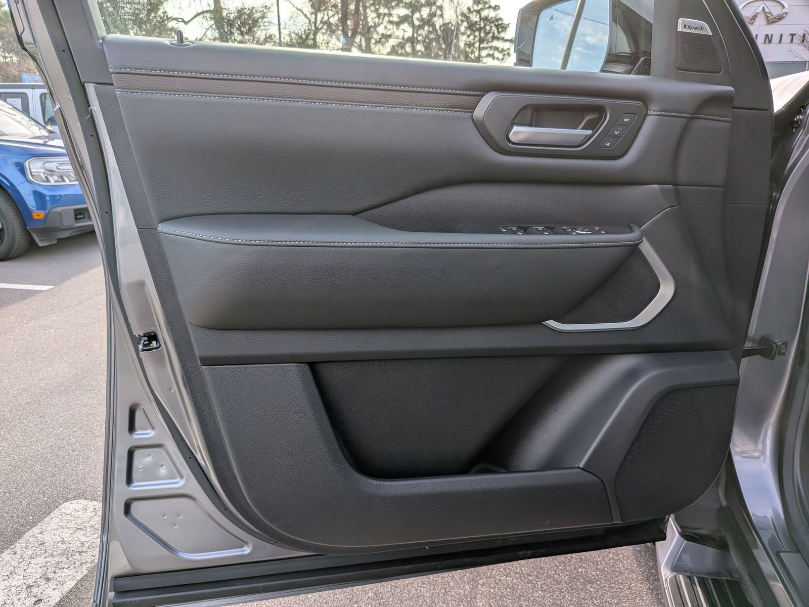 Used 2025 Nissan Armada Platinum Reserve image 12