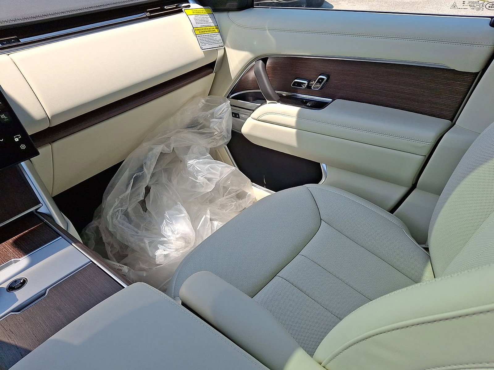 New 2025 Land Rover Range Rover SE image 11