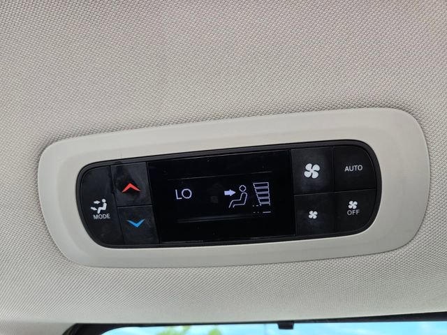 Used 2023 Chrysler Pacifica Touring-L FWD image 15