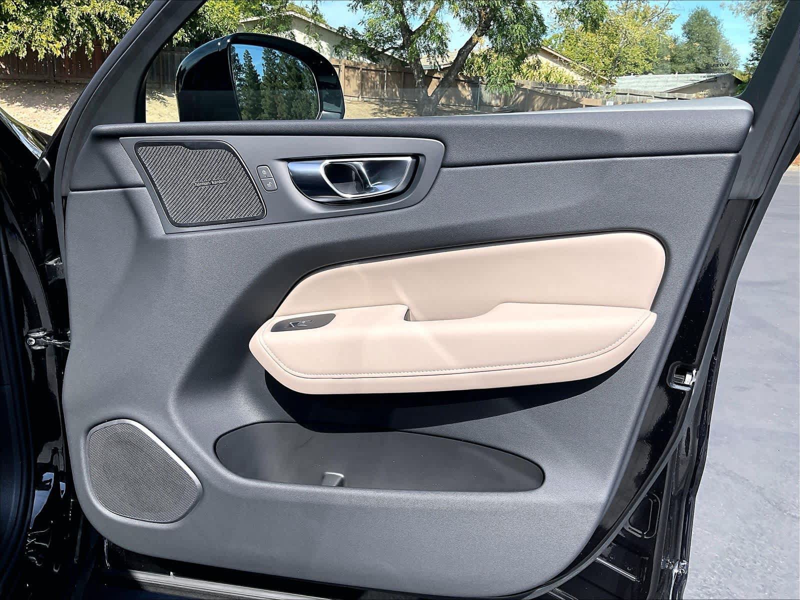New 2027 Volvo XC60 T8 Plus AWD/4WD image 30