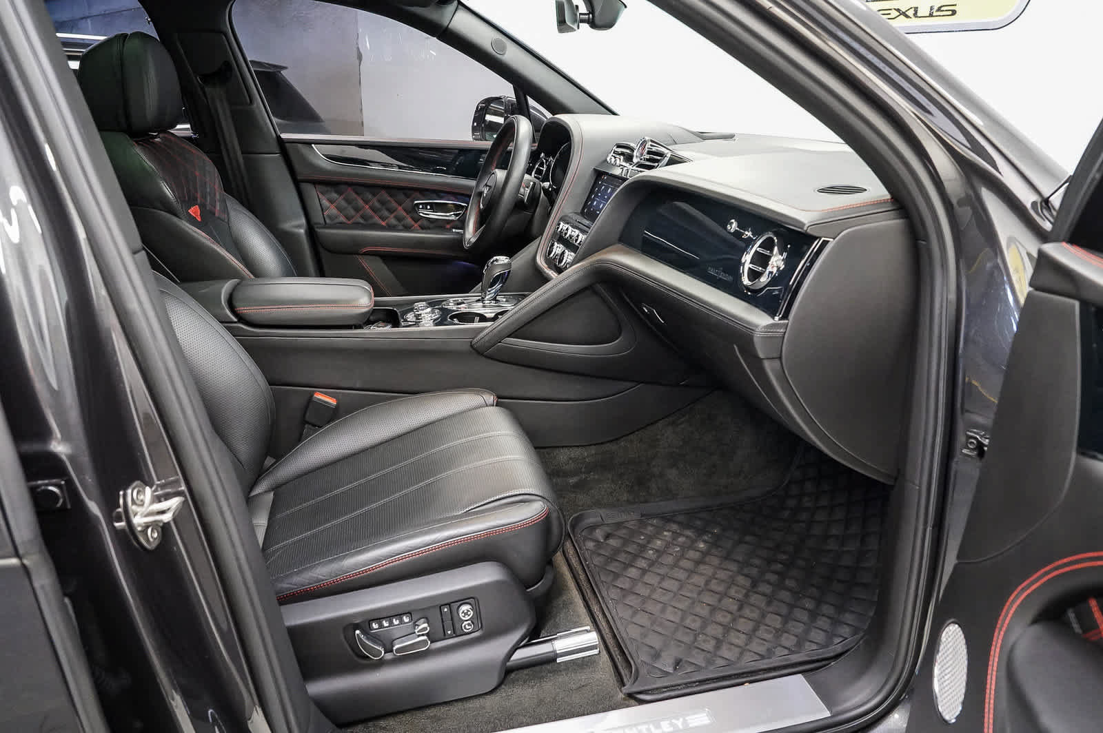 Used 2021 Bentley Bentayga AWD/4WD image 17