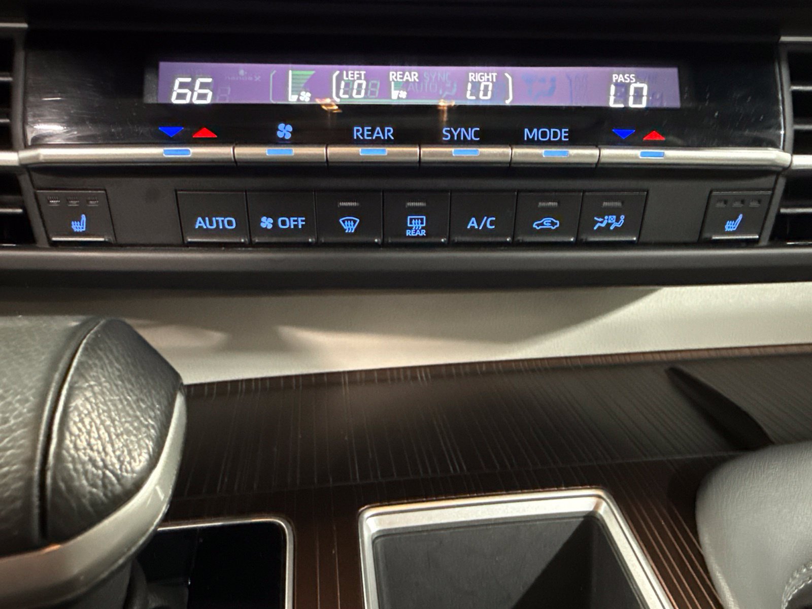 Used 2024 Toyota Sienna XLE FWD image 35