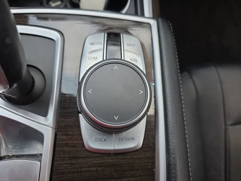 Used 2019 BMW 740i w/ Cold Weather Package RWD image 36