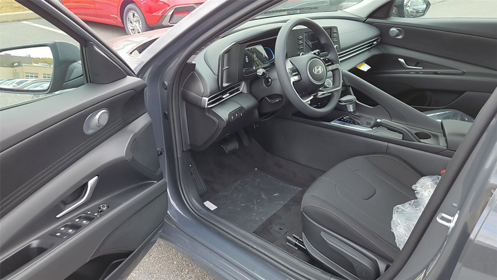 New 2025 Hyundai Elantra SE image 9