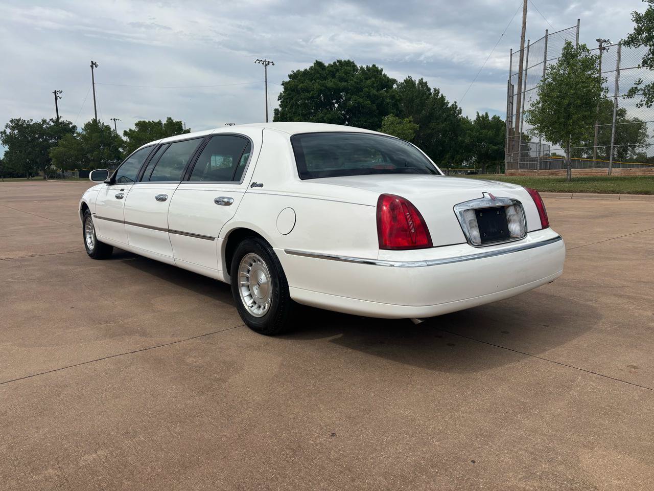 Used 1999 Lincoln Town Car Executive RWD image 6