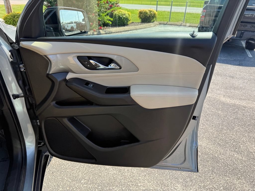 Used 2023 Chevrolet Traverse LS FWD image 18