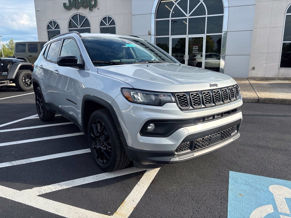 Used 2025 Jeep Compass Latitude w/ Altitude Special Edition AWD/4WD image 3