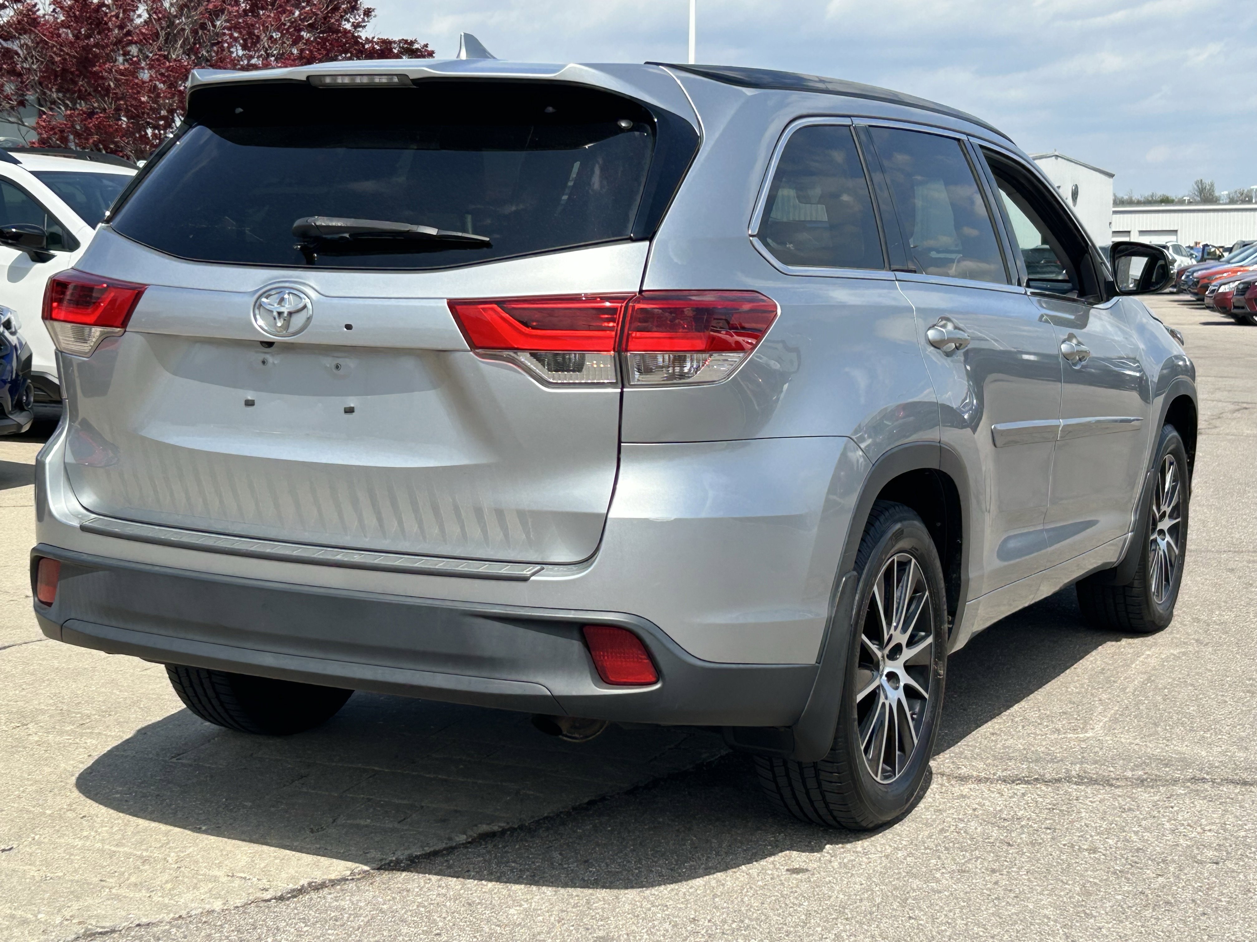 Used 2017 Toyota Highlander SE AWD/4WD image 7