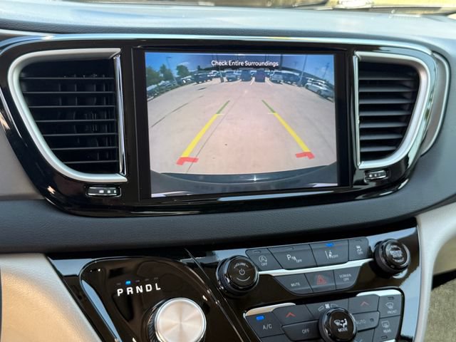 Used 2024 Chrysler Pacifica Touring-L FWD image 19