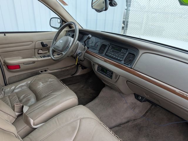 Used 2002 Ford Crown Victoria LX image 25