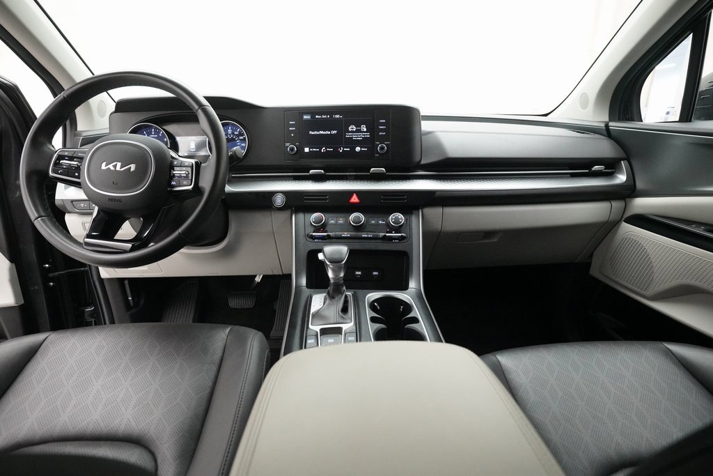 Certified 2024 Kia Carnival LX image 5