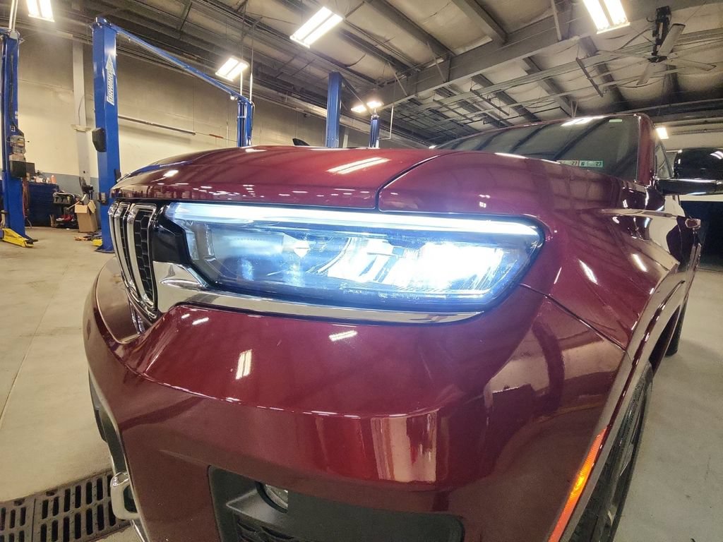 Used 2024 Jeep Grand Cherokee Overland w/ Luxury Tech Group IV AWD/4WD image 29