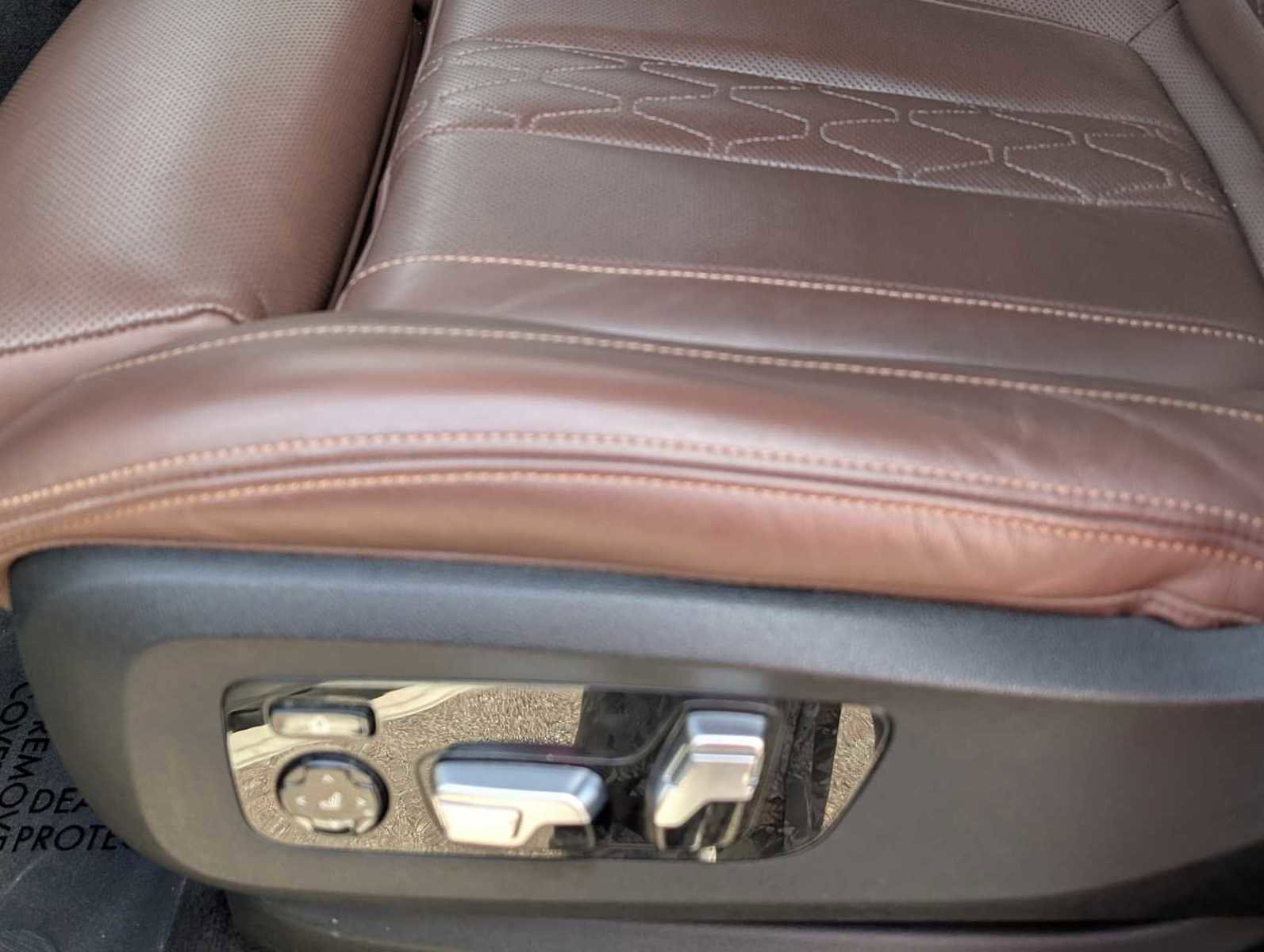 Used 2024 BMW X7 M60i w/ Executive Package image 29