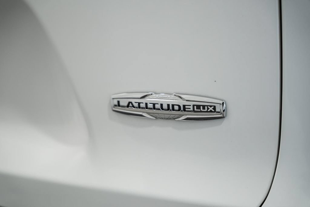 Certified 2022 Jeep Cherokee Latitude Lux w/ Sun & Sound Group AWD/4WD image 7