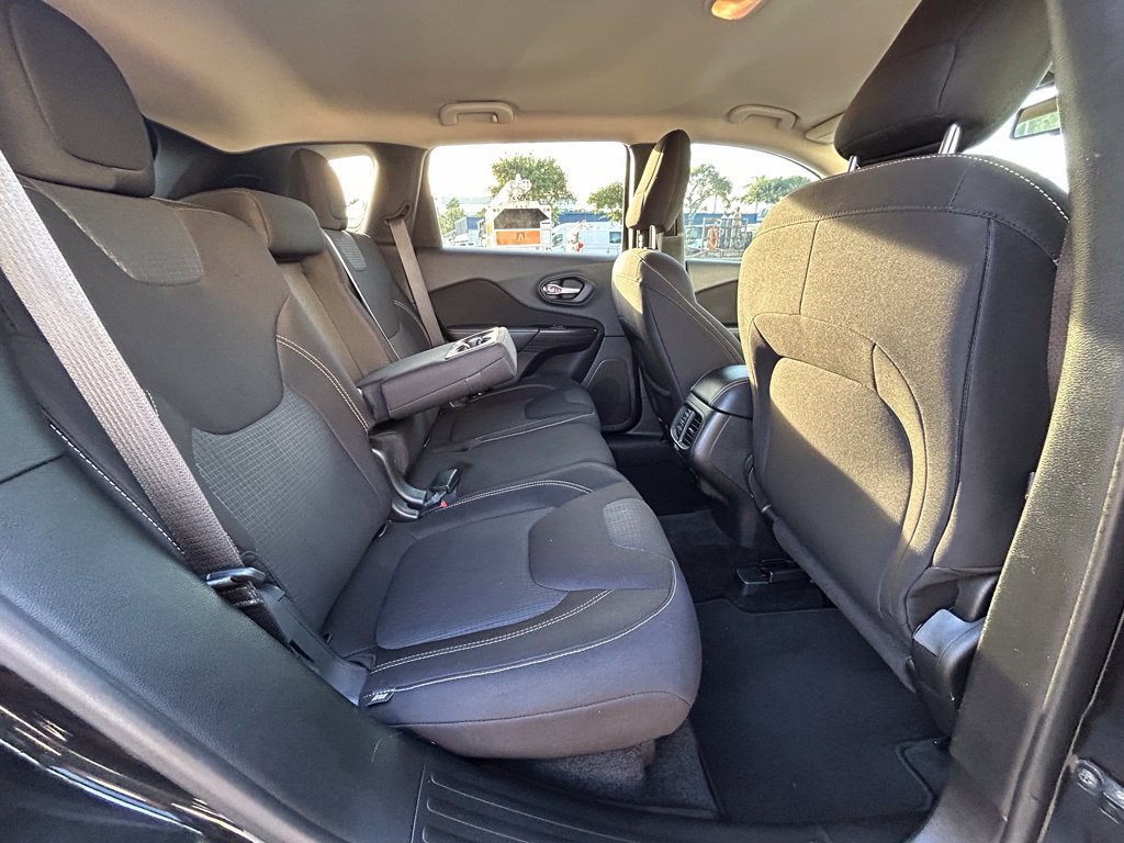 Used 2015 Jeep Cherokee Latitude w/ Comfort/Convenience Group FWD image 28