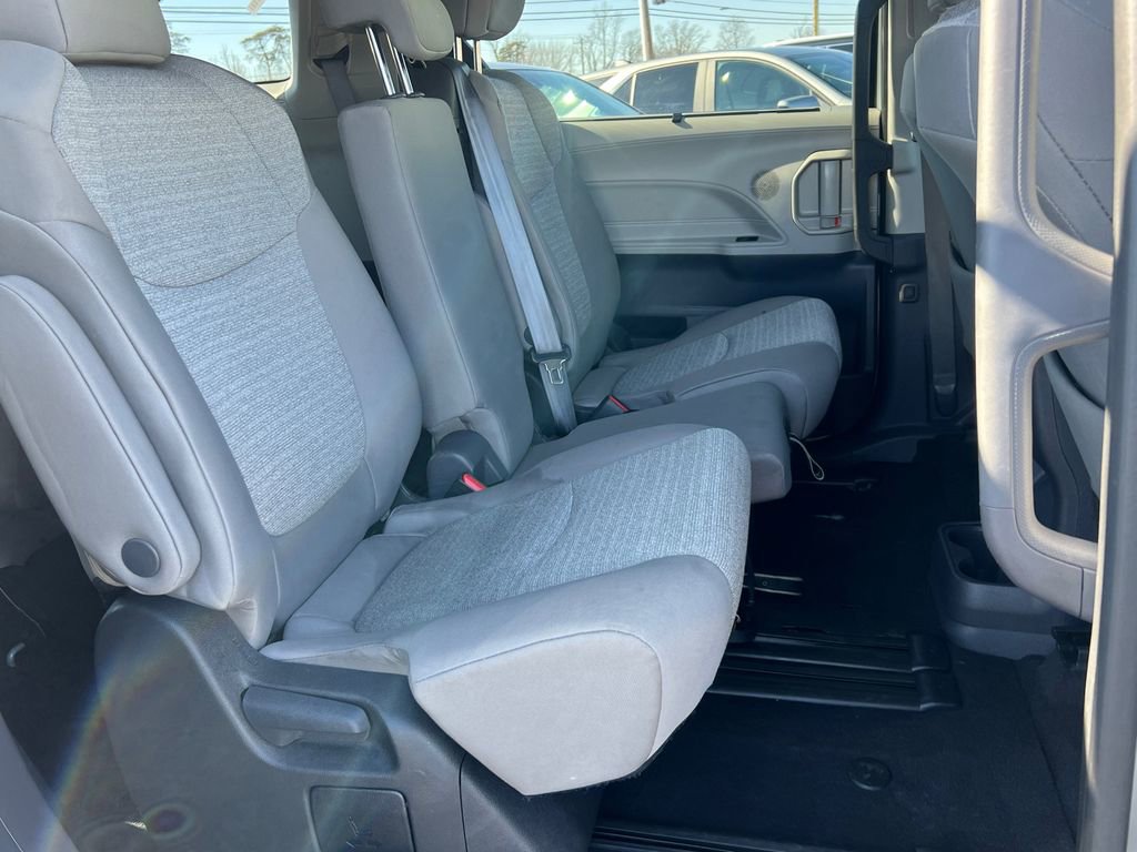 Used 2024 Toyota Sienna LE image 12