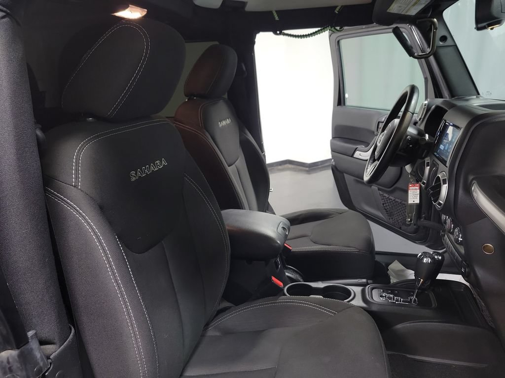 Used 2017 Jeep Wrangler Sahara w/ Connectivity Group AWD/4WD image 29
