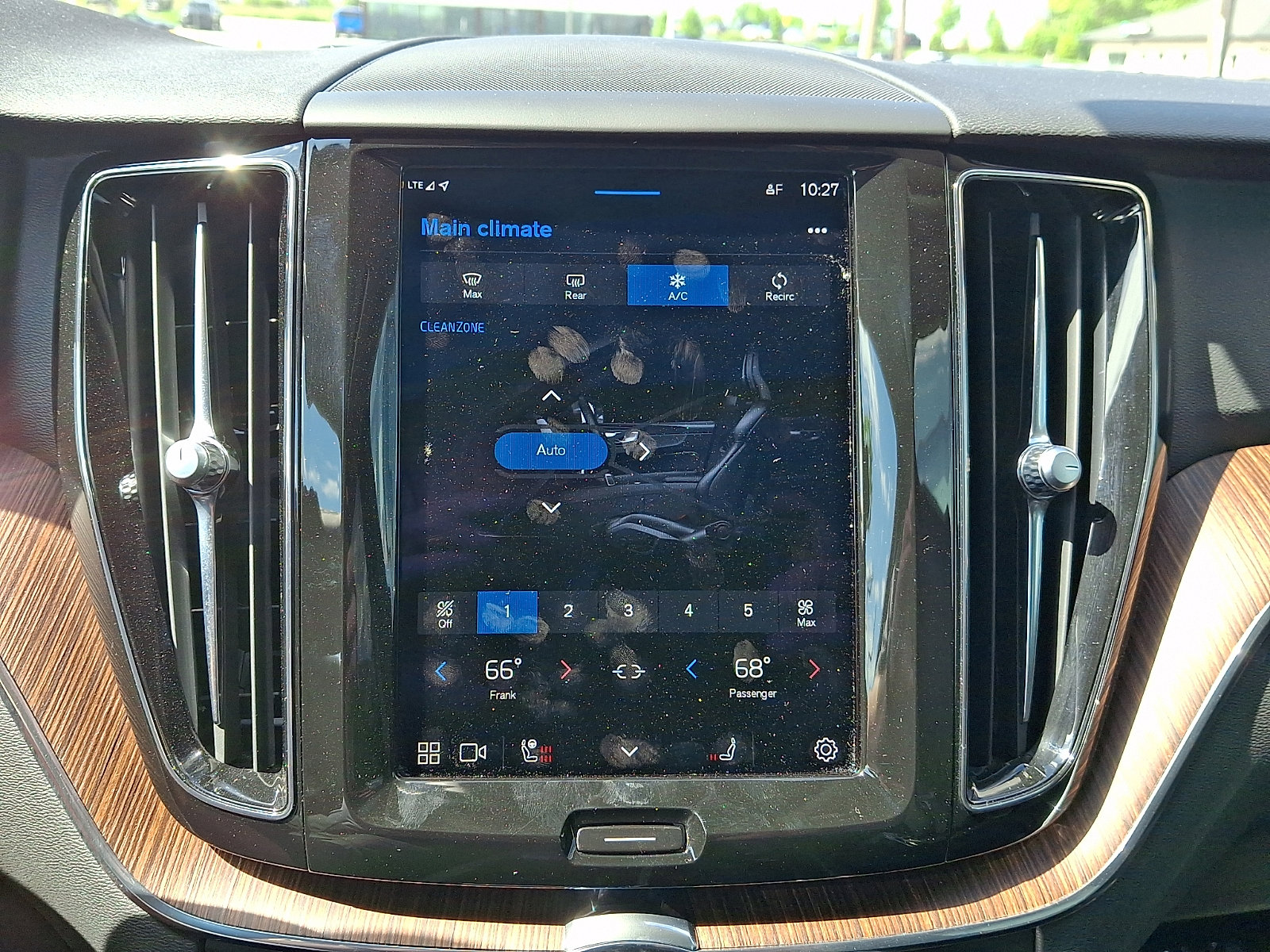 Used 2023 Volvo XC60 B5 Plus AWD/4WD image 18