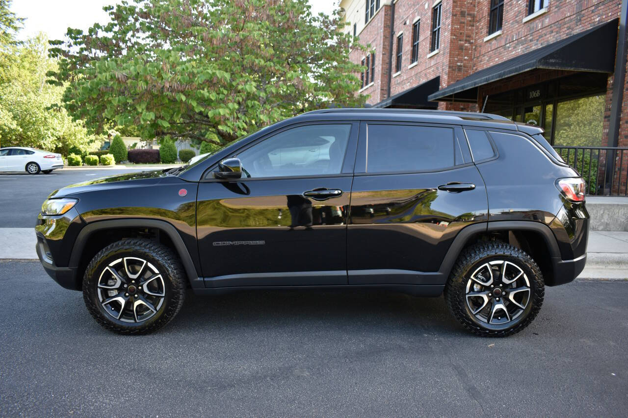 Used 2025 Jeep Compass Trailhawk w/ Sun & Sound Group AWD/4WD image 4