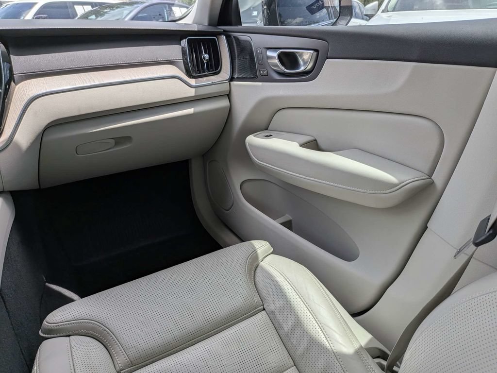 Used 2022 Volvo XC60 B5 Inscription w/ Advanced Package FWD image 20