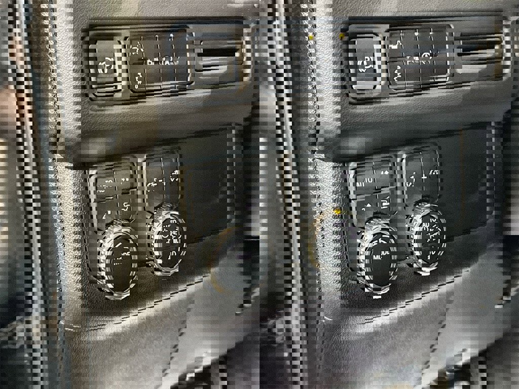 Used 2024 GMC Yukon XL SLT image 16