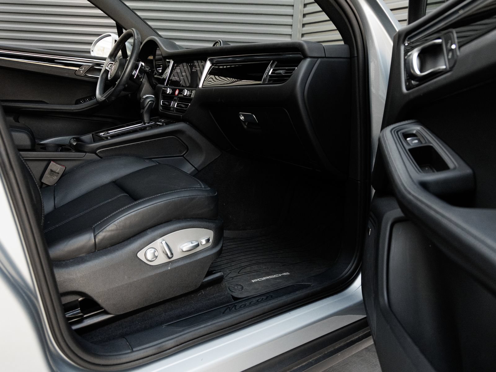 Used 2025 Porsche Macan AWD/4WD image 37