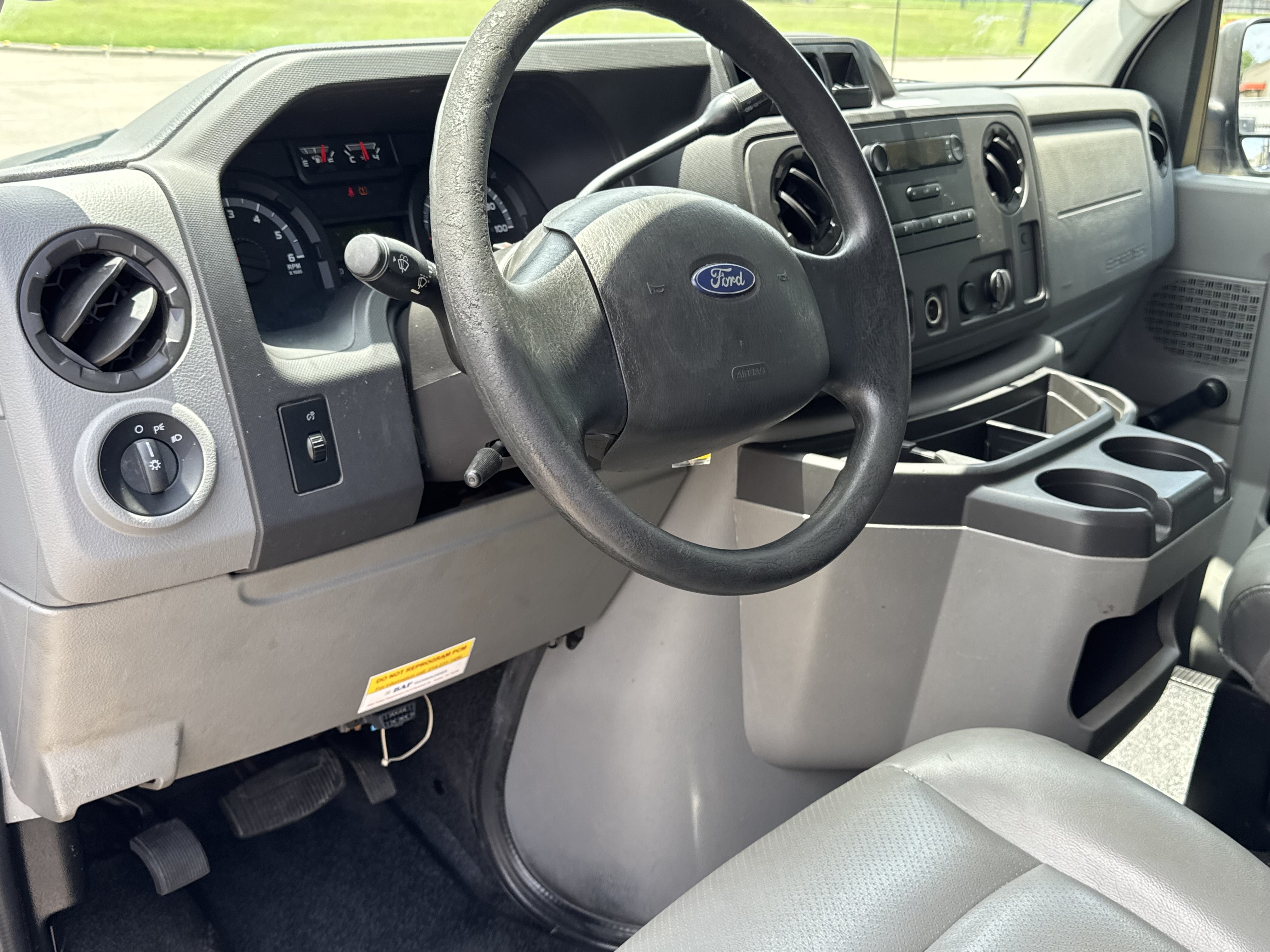 Used 2010 Ford E-250 and Econoline 250 RWD image 9