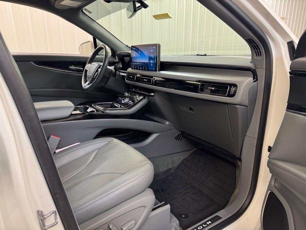 Used 2023 Lincoln Nautilus Reserve image 29