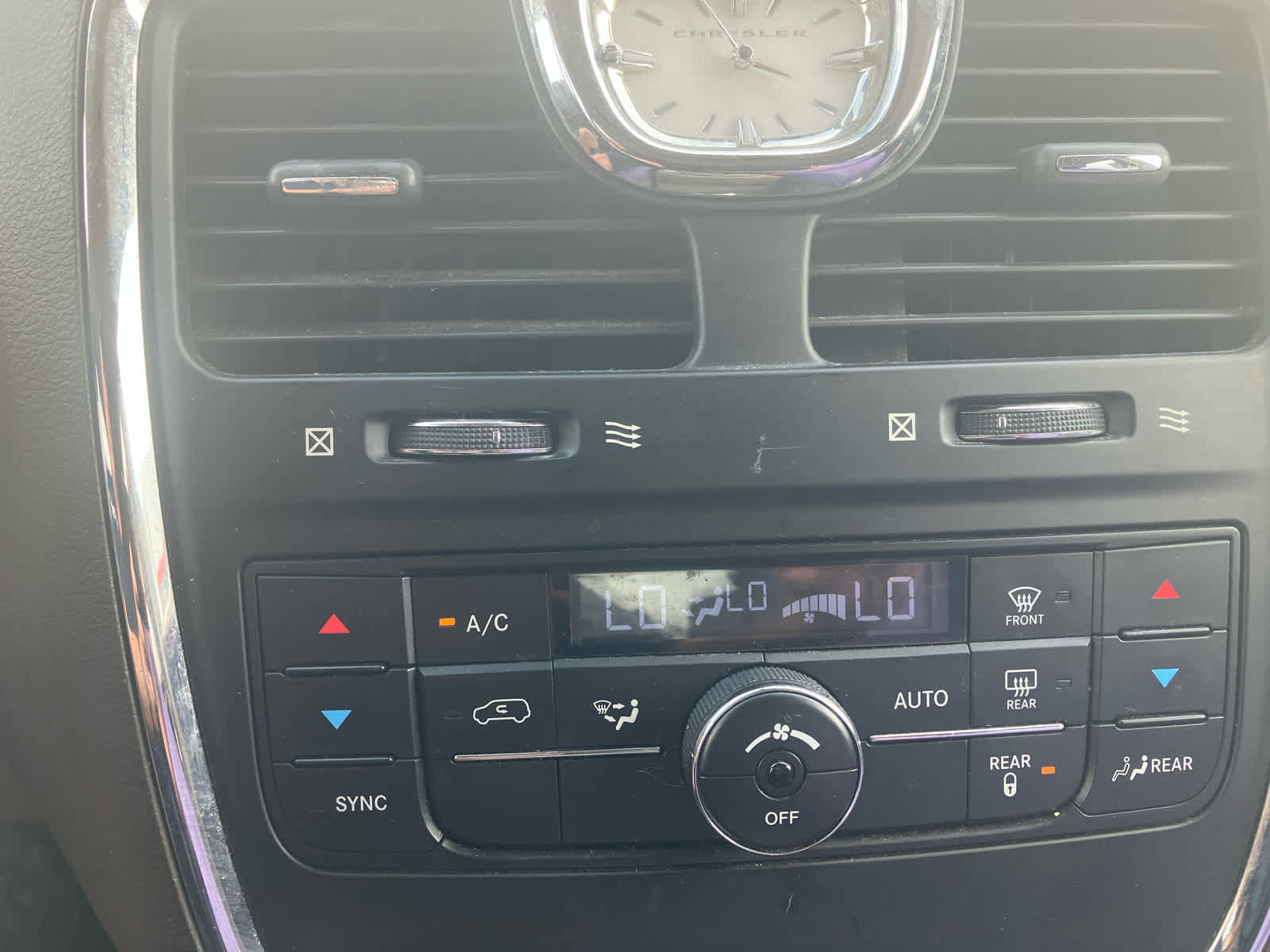 Used 2013 Chrysler Town & Country Touring FWD image 23