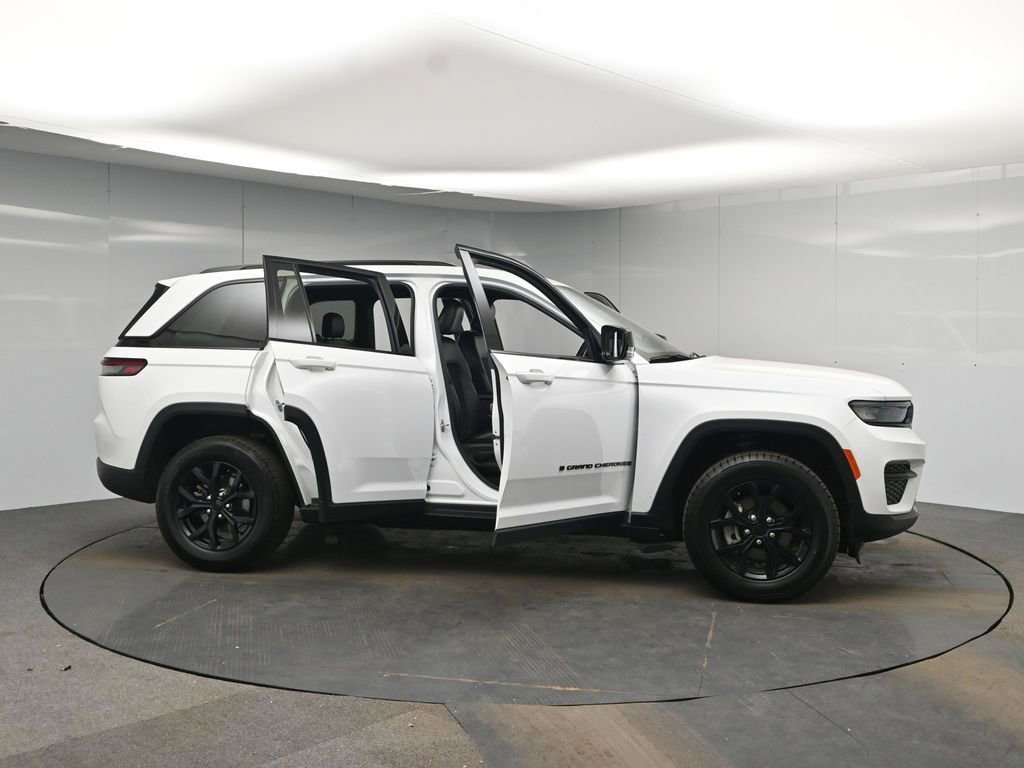 Used 2025 Jeep Grand Cherokee Altitude AWD/4WD image 50