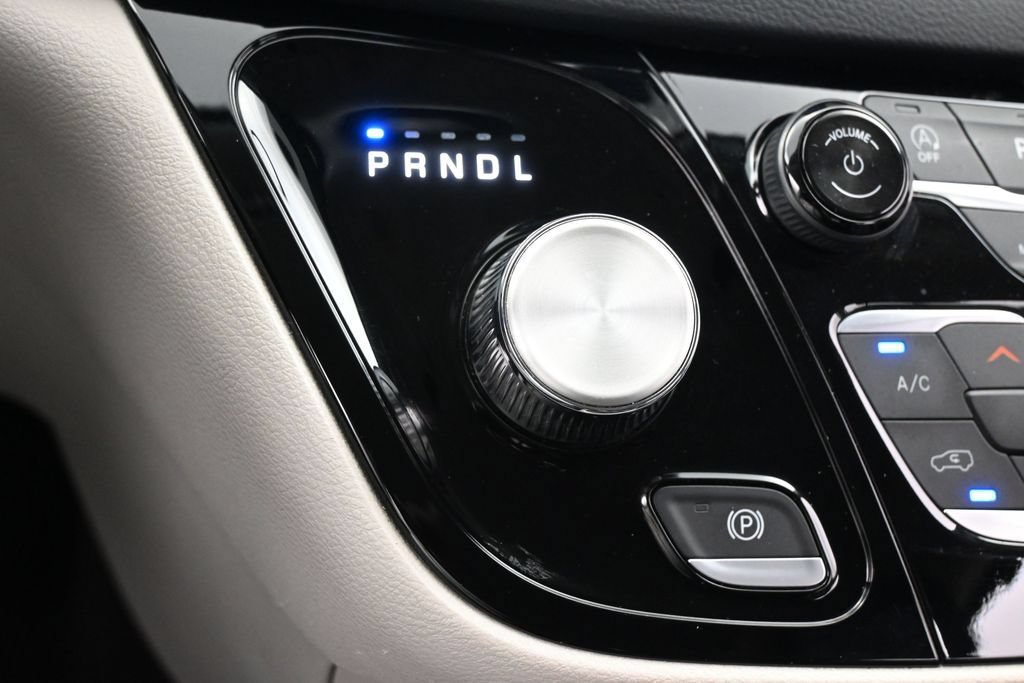 Used 2023 Chrysler Pacifica Touring-L FWD image 21