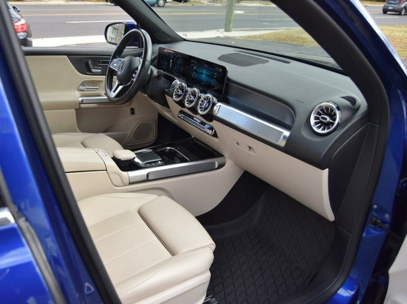 Used 2021 Mercedes-Benz GLB 250 4MATIC w/ Premium Package image 20