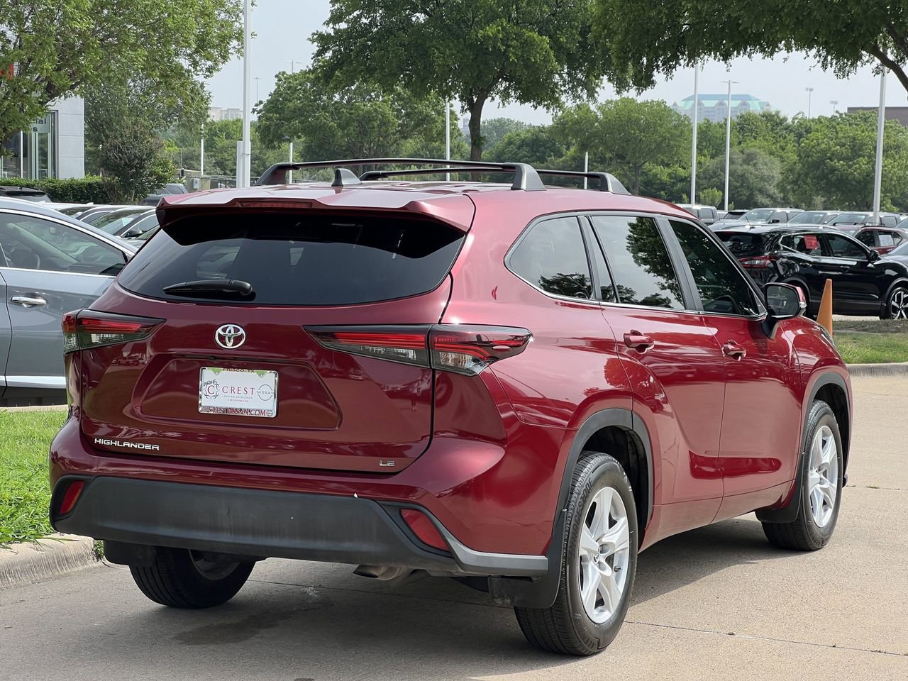 Used 2024 Toyota Highlander LE FWD image 4
