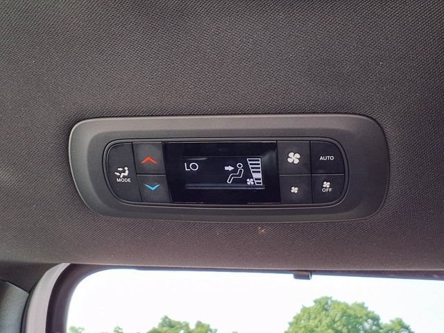 Used 2025 Chrysler Pacifica Select FWD image 24