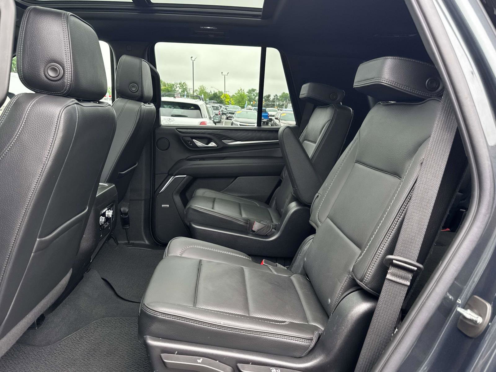 Used 2022 GMC Yukon Denali w/ Denali Premium Package AWD/4WD image 16